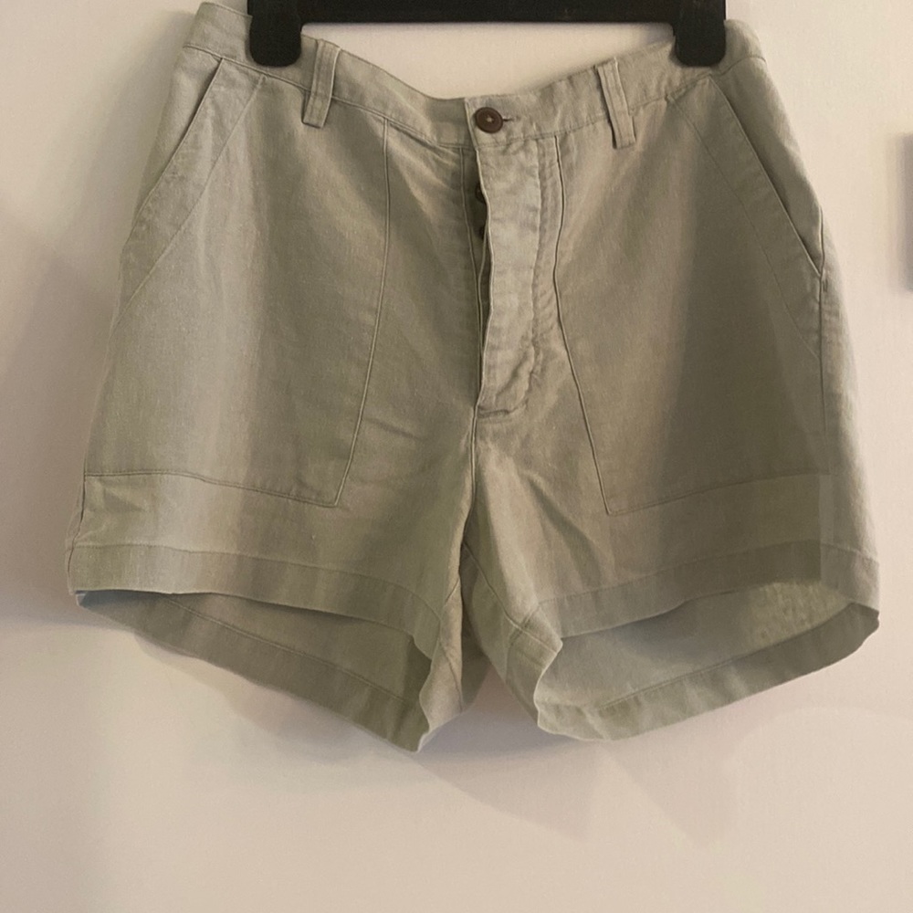 Pantagonia linen cotton blended shorts. Easy button up fly with one top button.